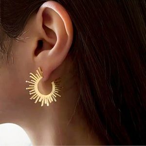🆕 Gorgeous Dainty 18k Sunburst Hoop Earrings NWT